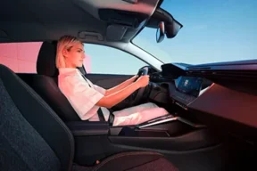 UŽITEK V VOŽNJI POSTANE BOLJ DOSTOPEN KOT KDOLI JE PEUGEOT LANŠAL SERIJO 