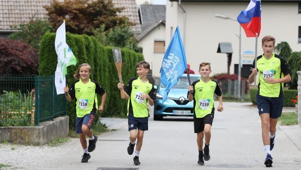 Naš podmladek nosi olimpijsko baklo