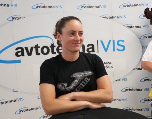 Novinarska konferenca za Tamaro Zidanšek v salonu Peugeot