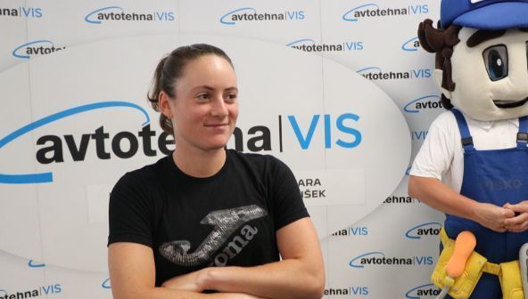 Novinarska konferenca za Tamaro Zidanšek v salonu Peugeot