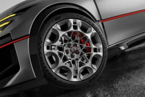 PEUGEOT E-T16 CONCEPT: Legenda se vrača z neverjetnimi 816 konjskimi močmi